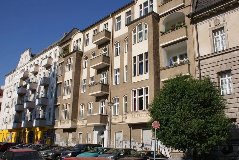 Kein Luxus - aber ordentlicher Zustand! Teilmöblierte Wohnung ....Besichtigung am Sa. 01.08.26 — photo 1